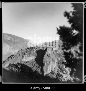 Vista di mezza cupola da una grande quercia strada piana vista. Parco Nazionale di Yosemite, Mariposa County, California, Stati Uniti d'America Foto Stock