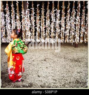 Una ragazza giapponese vestita in kimono tradizionali per Shichi-Go-san, Giapponese Tradizionale manifestazione per celebrare la crescita dei bambini. Foto Stock