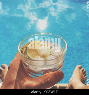 Poolside gin tonic Foto Stock