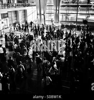 I passeggeri in attesa di salire a bordo di un aereo al gate A9 Aeroporto Internazionale di San Francisco, California, Stati Uniti d'America Foto Stock