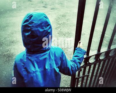 Little Boy in blue coat in attesa dal gate Foto Stock