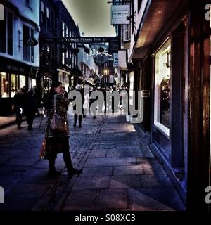 Stonegate al tramonto york North Yorkshire England Regno Unito Foto Stock