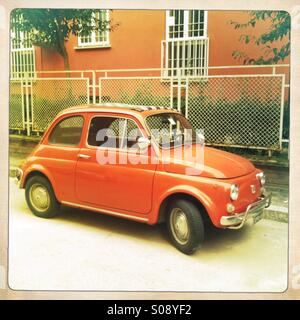 Fiat 500 parcheggiato in Italia Foto Stock