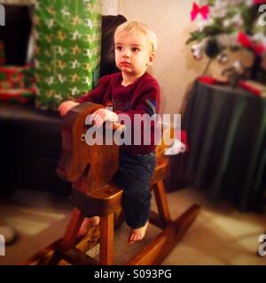 Little Boy sul cavallo a dondolo Foto Stock