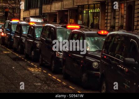 Una fila di taxi di Londra. Foto Stock