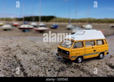 Modello VW T25 Transporter Westfalia Joker Camper di mare a Baia Beadnell Northumberland Foto Stock