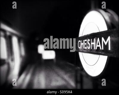 Chesham tube station platform che mostra roundel, London, Regno Unito Foto Stock