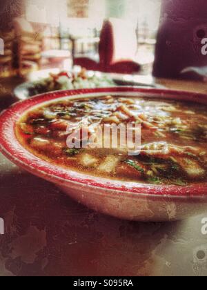 Zuppa di pollo in un ristorante messicano. Foto Stock