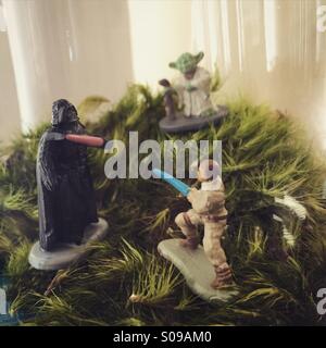 Star Wars caratteri in un terrario moss - Darth Vader, Luke sky walker e Yoda, completo con luce sciabole Foto Stock