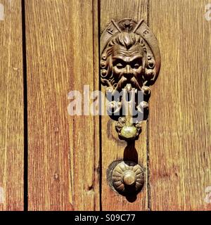 Un antico porta respingente è visto appeso sulla porta di legno di stile coloniale spagnolo casa in Morelia, Messico, 2 novembre 2014. Foto Stock