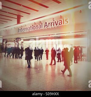 Gli arrivi internazionali gate, l'aeroporto di Heathrow, Londra Foto Stock