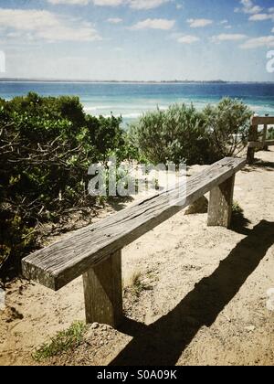Panca in legno guarda le teste, Parco Nazionale Point Nepean, Penisola di Mornington, Victoria, Australia Foto Stock