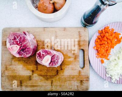 Preparazione di Stinco di vitello pasto Foto Stock