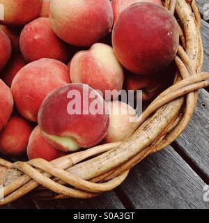 Chiusura del cestello di pesche fresche Foto Stock