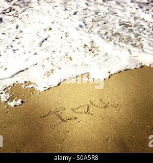 I love u scritto nella sabbia al litorale. Manhattan Beach, California USA. Foto Stock