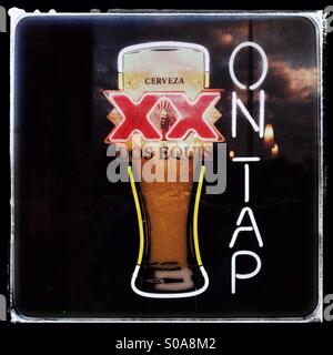 Dos Equis birra 'tocca' - finestra neon sign. Foto Stock