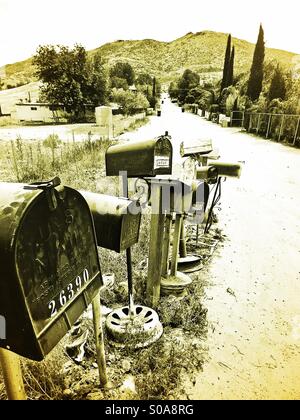 Una fila di cassette postali vecchio in un borgo rurale. Foto Stock