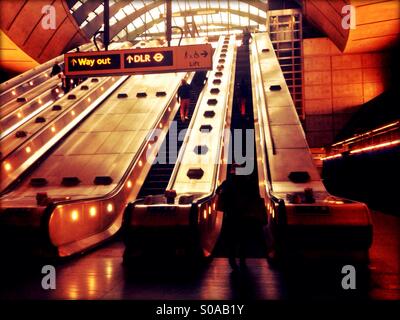 La stazione metropolitana di Canary Wharf e scale mobili, London, Regno Unito Foto Stock