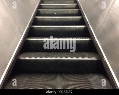 Il più vicino di un metallo serie di fasi di escalator Foto Stock