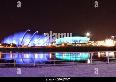 Foto orizzontale dei SECC e il SSE Idro Arena di Glasgow in un giorno di neve dal lato opposto del fiume Clyde Foto Stock