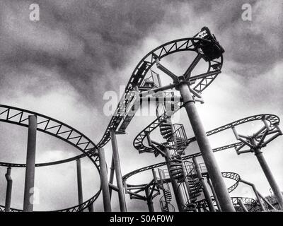Foto in bianco e nero del Cobra rollercoaster fairground ride a Paultons Park nel Dorset, Inghilterra, Regno Unito. Foto Stock