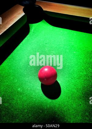 Snooker sfera rossa andando verso il foro Foto Stock