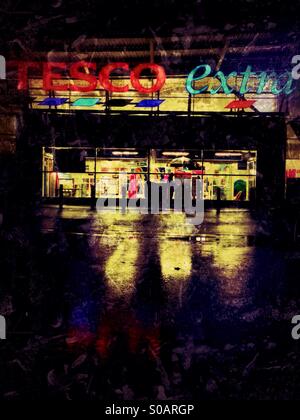 Tesco extra a notte, Wembley, London Borough di Brent, a nord ovest di Londra, Inghilterra, Regno Unito Foto Stock