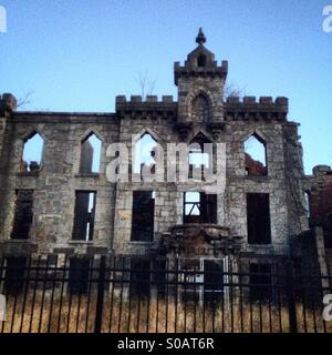 Abbandonate le rovine del vecchio ospedale di vaiolo a Roosevelt Island, New York City. Foto Stock