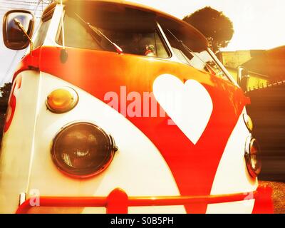 Un vintage bus VW con un cuore logo sagomato Foto Stock