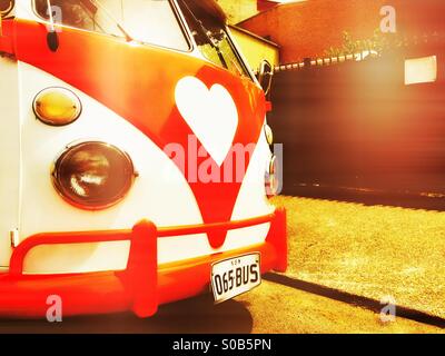 Un vecchio bus VW con un cuore logo sulla parte anteriore Foto Stock