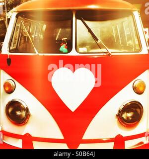 Vintage VW camper con un cuore-logo sagomato in rosso Foto Stock