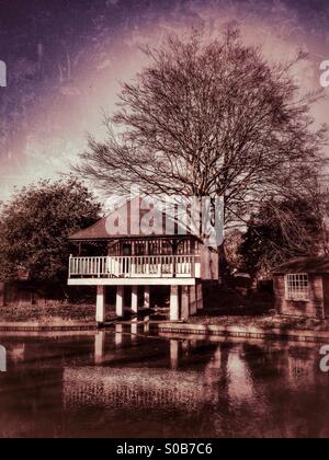 Chalet su palafitte. Fiume Wey, Guildford, Surrey, Inghilterra. Foto Stock