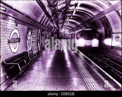 La stazione della metropolitana di Earl's Court platform che mostra la linea di Piccadilly Treno in avvicinamento, Royal Borough di Kensington e Chelsea, Central London, England, Regno Unito, Europa Foto Stock