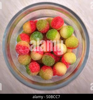 Guardando verso il basso in un dolce vaso riempito con rosy apple dolci. Foto Stock