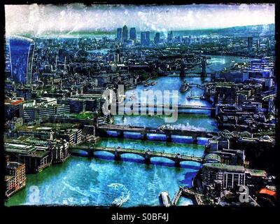 Vista aerea di Londra sullo skyline che mostra il fiume Tamigi, la City di Londra e da Canary Wharf Docklands in distanza, Central London, England, Regno Unito, Europa Foto Stock