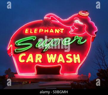 Insegna al neon, classic, elefante autolavaggio, costruito nel 1956, Seattle, Washington, USA, 2015 Foto Stock