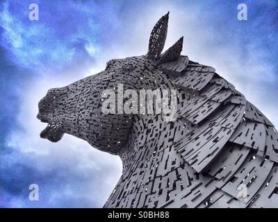 Il 'Kelpies', 30 metri di metallo mitico cavallo-le strutture della testina da artista Andy Scott all'elica, a fianco del canale di Forth e Clyde vicino a Grangemouth, Falkirk, Scozia. Foto Stock