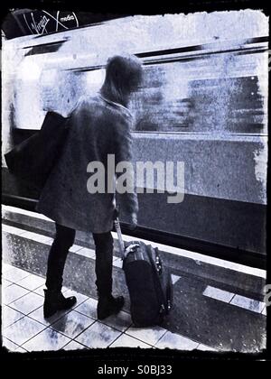 Donna sul tubo la piattaforma a Marylebone stazione della metropolitana Central London, England, Regno Unito, Europa Foto Stock