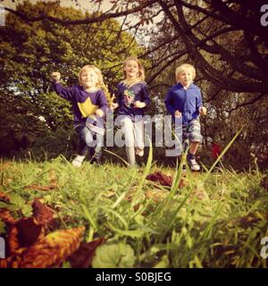 Tre bambini in esecuzione Foto Stock