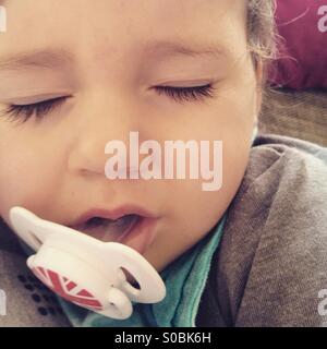 Il bambino dorme con il succhietto nella bocca Foto Stock