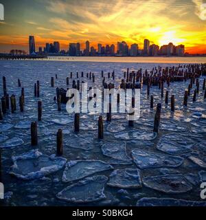 Tramonto su ice floes sul fiume Hudson in New York City. Foto Stock