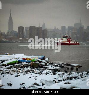 New York City FDNY fireboat sull'East River con lo skyline di Manhattan nel retro di massa. Foto Stock