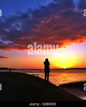 Guardare il tramonto Foto Stock