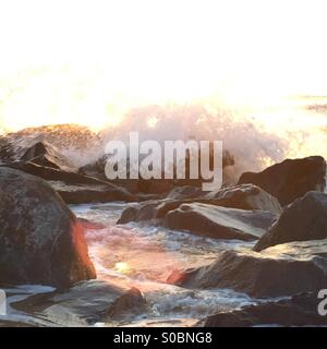 Sea Spray. Ocean wave si blocca su una roccia jetty. Foto Stock