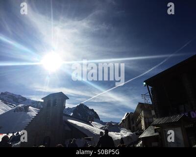 Il sole in La Mongie ski resort Francia Foto Stock