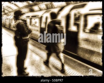 Piattaforma di tubo, Marylebone stazione della metropolitana, City of Westminster, Londra, Inghilterra, Regno Unito, Europa Foto Stock