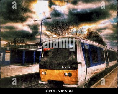 In treno arrivando alla piattaforma, Sudbury Hill Harrow, London Borough di Harrow, a nord ovest di Londra, Inghilterra, Regno Unito, Europa Foto Stock