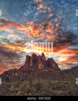 Tramonto nel Superstition Mountains - Arizona Foto Stock