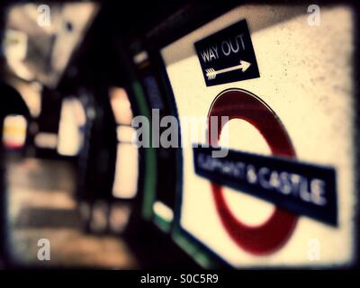 Vie di uscita segno, dalla stazione della metro di Elephant & Castle, London Borough di Southwark, England, Regno Unito, Europa Foto Stock