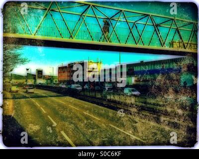 Passerella sul North Circular Road, London Borough of Brent, a nord ovest di Londra, Inghilterra, Regno Unito, Europa Foto Stock